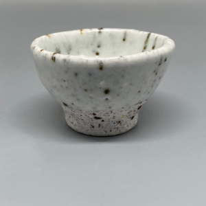 Petite tasse à thé blanche et brune