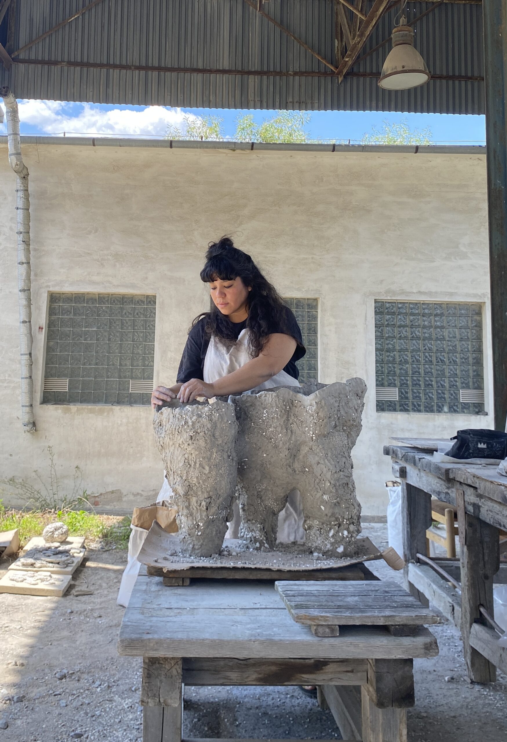CERAMIC RESIDENCY. SANDRA SUAREZ CHACHAPOYAS working with ceramics.